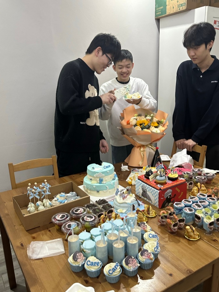 FPX辅助Jwei晒照:生日快乐杰哥哥