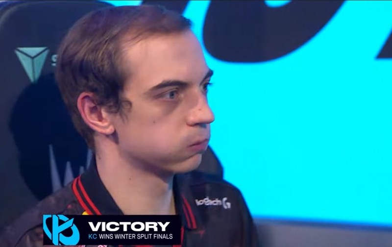 被年轻人打的头晕眼花!Caps全场发昏两局0人头累计3-15 而Vladi17-2!