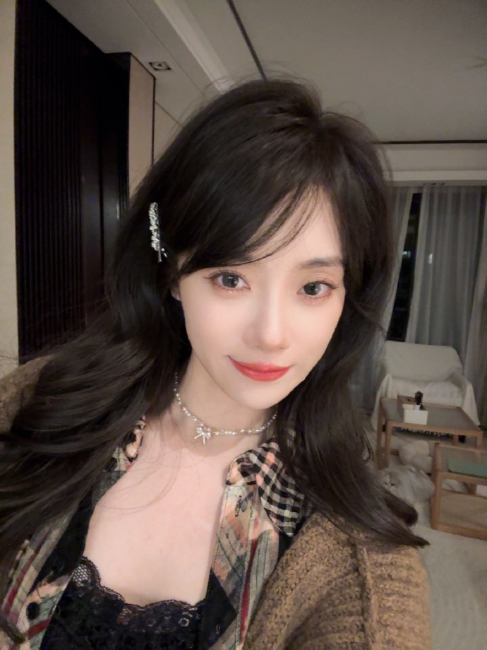 LPL主持人小钰晒照:相对比较保暖?的煮鱼美拉德系冬日造型