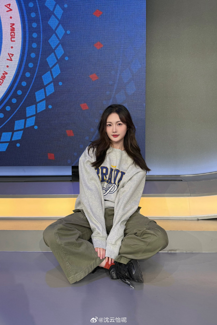 好久没来LPL!沈云怡晒照:灰色卫衣搭配绿色工装裤