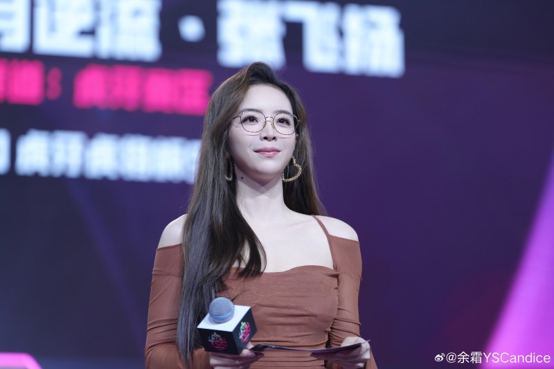 羡慕管狗!余霜晒照:今天是黑长直配美拉德风!完全不一样呢!