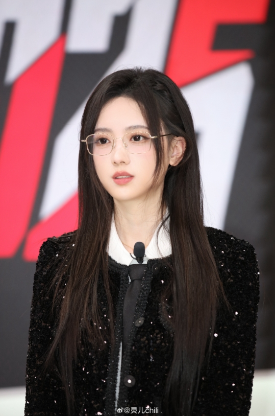 今天是御姐风格!KPL女主持灵儿晒照:干练又不失温柔的搭配