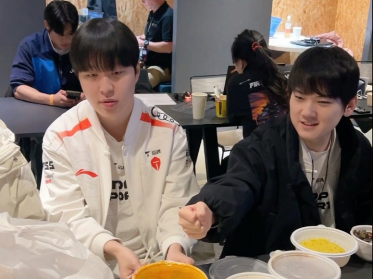 TES摄像分享拍摄花絮:一轮又一轮的采访用石头剪刀布决定顺序!