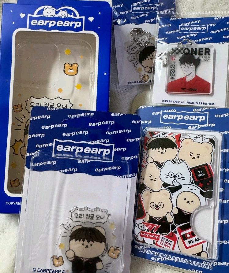 Oner姐姐在社媒晒出与T1联名手机壳:售价未知,似乎仅iphone款型