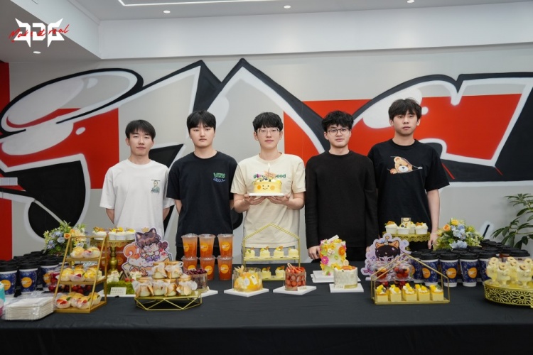 JDG分享Scout生日返图:大家一起给多多唱了生日歌