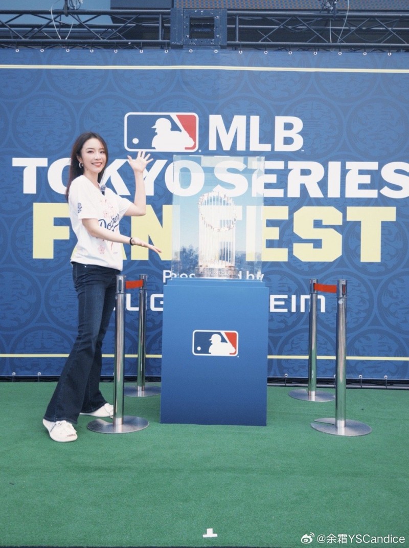 余霜更博晒与管泽元一同参与MLB商务:明天还要去拍摄球员们棒球训练啦!