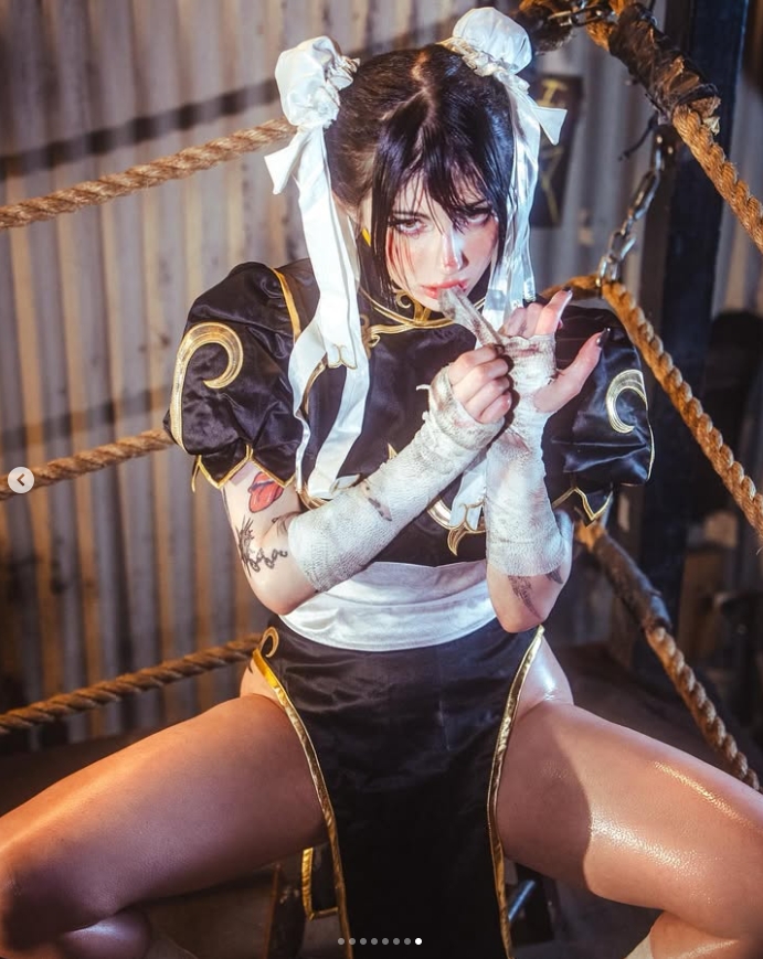 白人辣妹实力COS《街霸》春丽 香汗淋漓 大长腿破次元壁