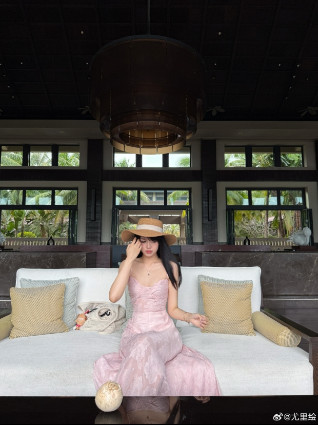 GALA前女友尤里绘晒照:再不休假要紫砂了