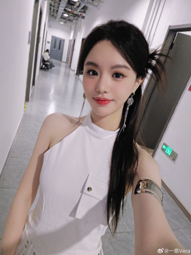 兄弟们这个我真喜欢！无畏契约实习主持一意晒照：笑得跟 ai 似的