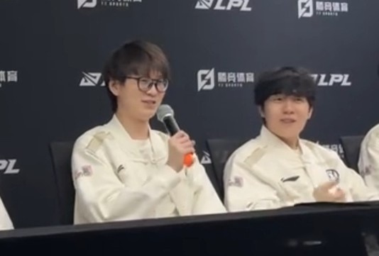 哥几个隔着演小品呢？iG五人”话筒风云“：这话筒没用，只是装饰