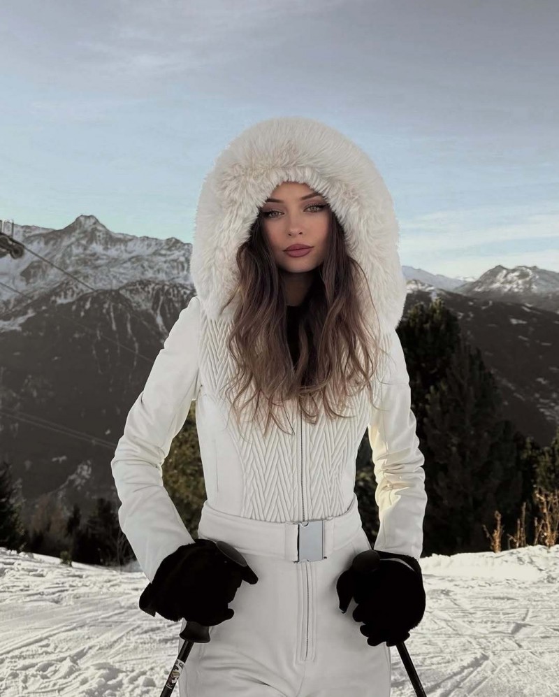 sabrina_barca ：My mood during ski season: 📈 ​​​