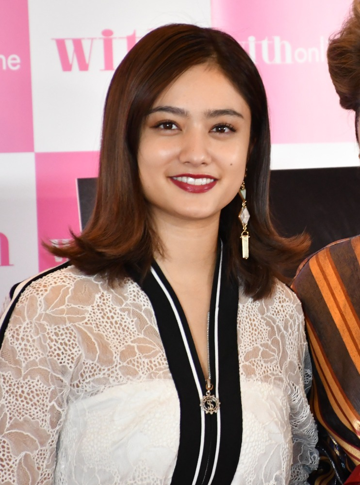 “那件衣服怎么样了?”谷玛丽亚穿高腿紧身衣×牛仔裤的“高水准”时装展现美肌