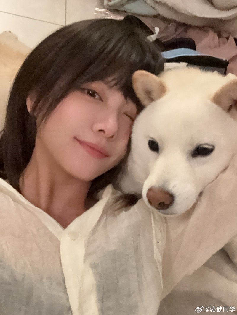 LPL女主持人骆歆分享在家自拍:还不是很适应我的齐刘海😀