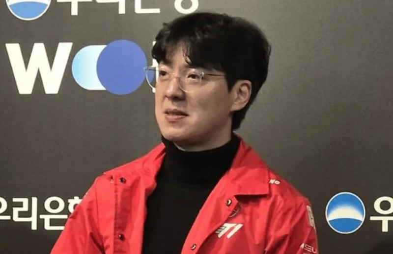 T1主教练kkoma回应下路首发选择:难以给出答复,保持耐心继续观望