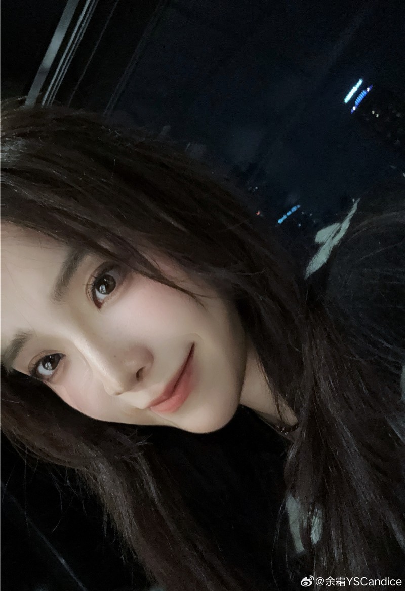 LPL女主持人余霜深夜分享车内自拍：Na！～