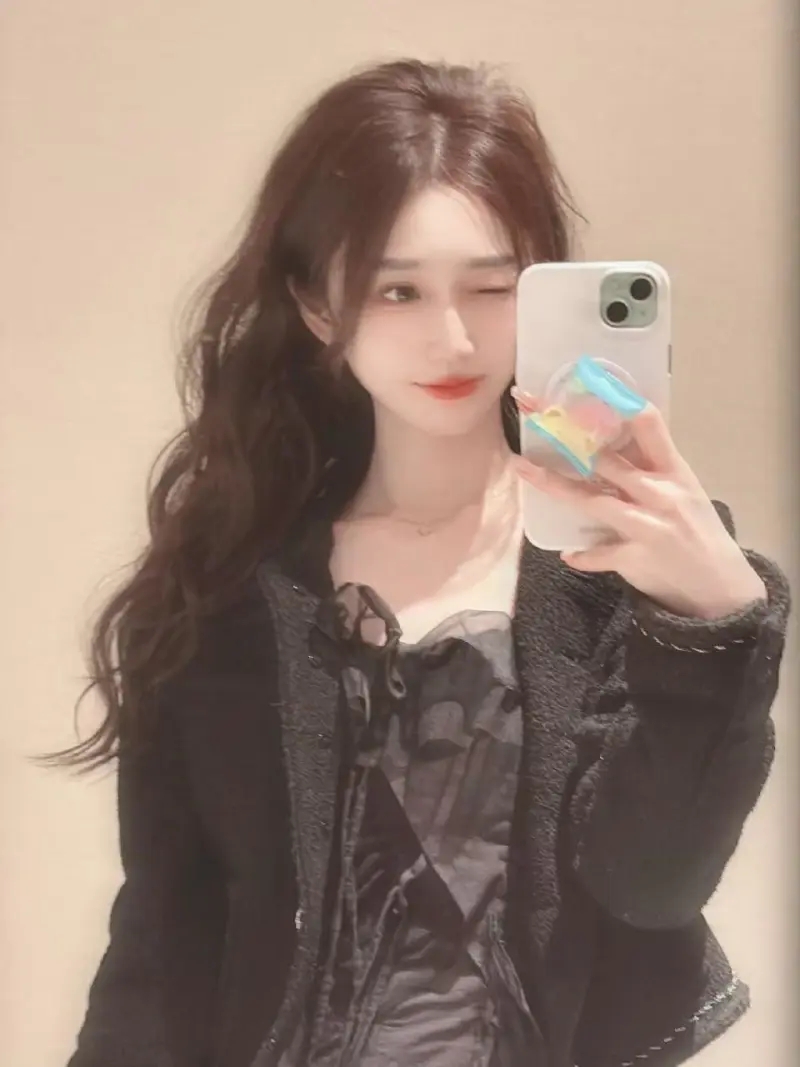 怎么还有如此美貌！LPL主持小悠晒出美照：今日份开心！