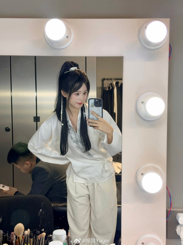 永劫女主持娅鸽晒照:今天本小姐帅气嘛~俩小时穿得像个“囚”换来的