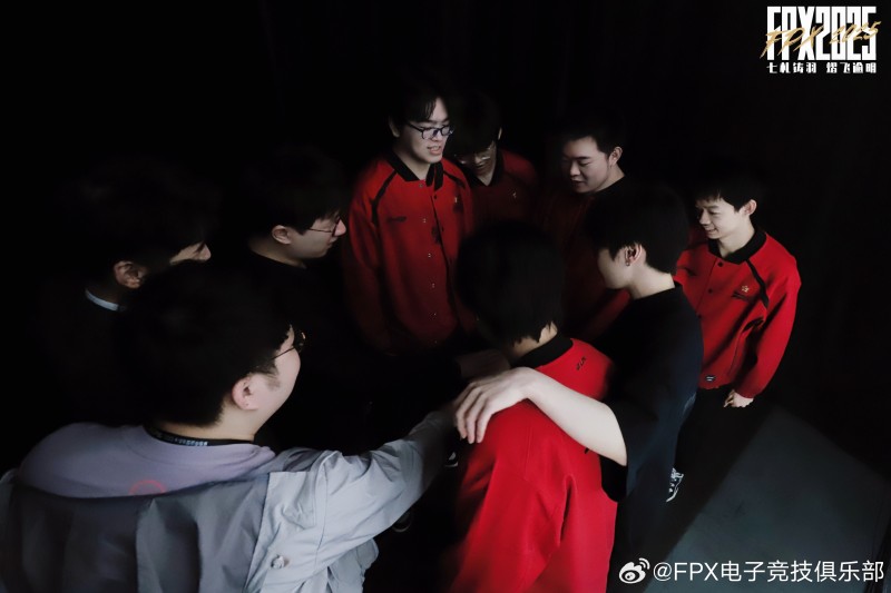 LPL乱成一锅粥咯!组内倒数FPX爆冷击败JDG 收获队伍的第二场胜利