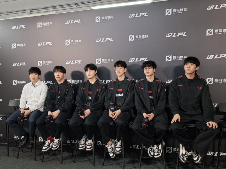 判若两队!JDG赛后群访 教练:各种细小失误的叠加起来造成了失利