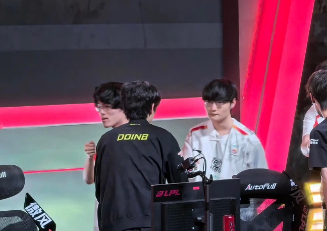 台上毫无波澜 台下全体欢呼！Doinb和Tian碰拳 场下高声欢呼