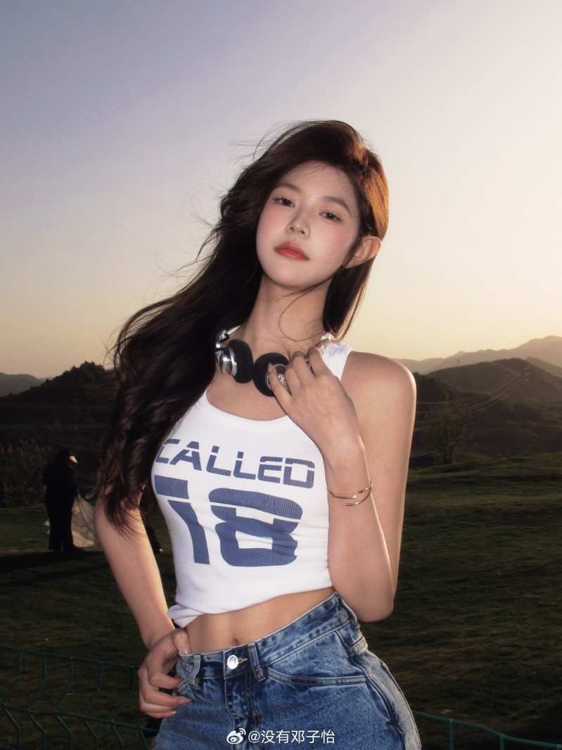 火辣身材😍😍meiko女友邓子怡晒照：生命力溢出屏幕啦