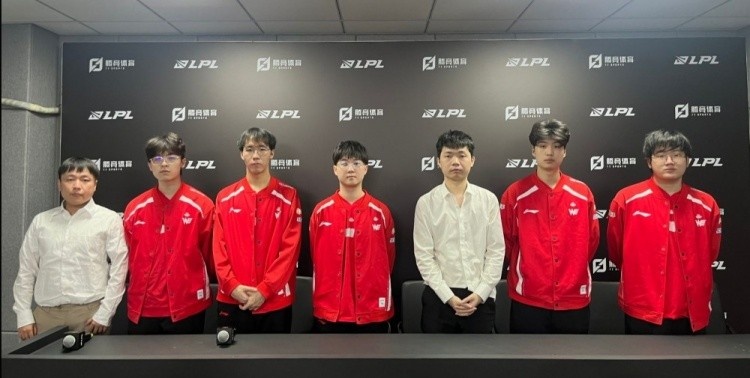 WE赛后群访 教练：运营不如对面 英雄池限制了第三局的BP 得练