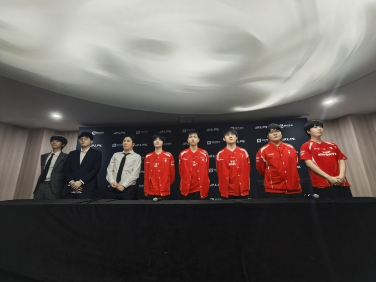 TES赛后群访 教练：第一把中间出了失误 要着重去复盘