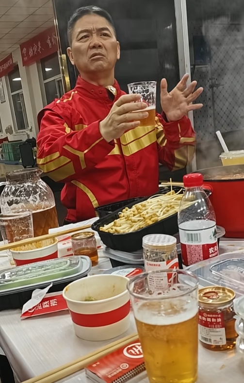 刘强东送完外卖请京东骑手吃火锅🍲：深深体会到了骑手兄弟们的辛苦