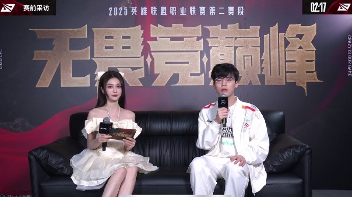 风韵犹存！LPL美女主持小悠晒照：昨日上班图～ 认真工作