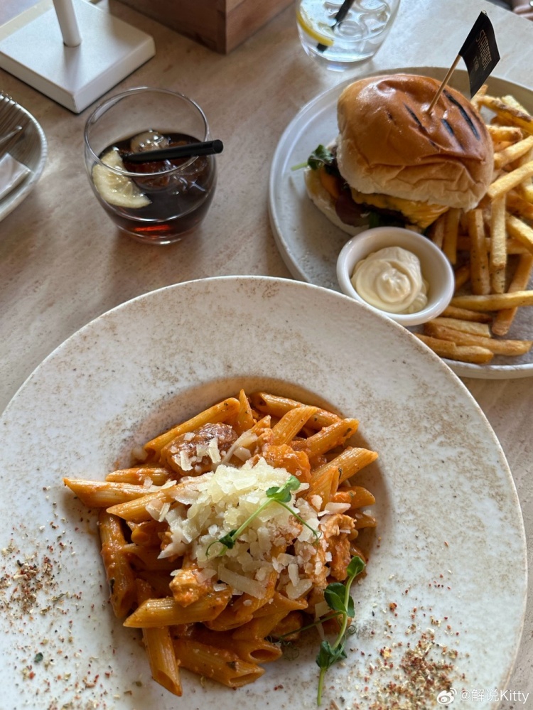 前LPL英文流解说Kitty分享照片：这周的美食合集 🍣🍝