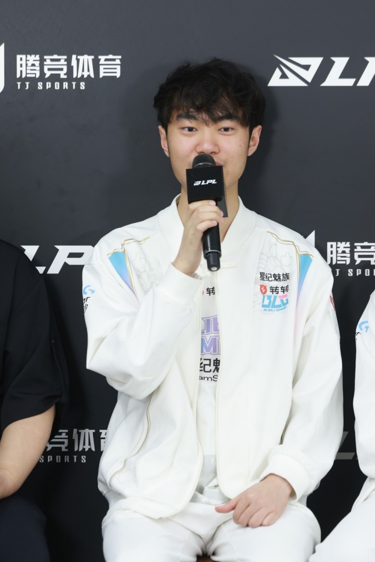 你是谁？好强的攻击性！Knight：对面中野操作太烂被我反杀