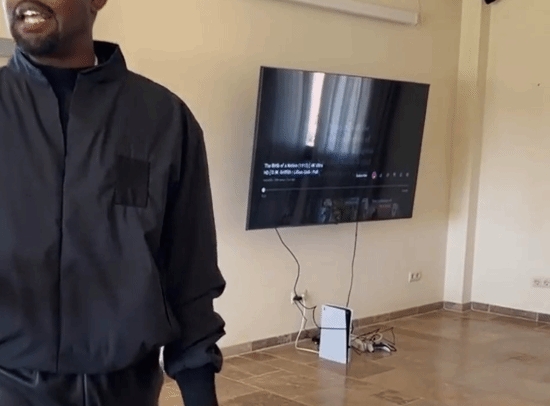 连桌子都不买？！侃爷直播展示游戏室遭外网吐槽：这也太寒酸了!