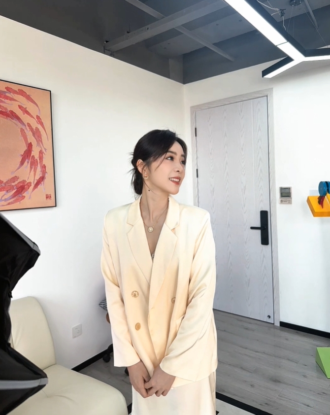 又是羡慕管哥的一天!余霜晒照:今天的拍摄花絮!!!