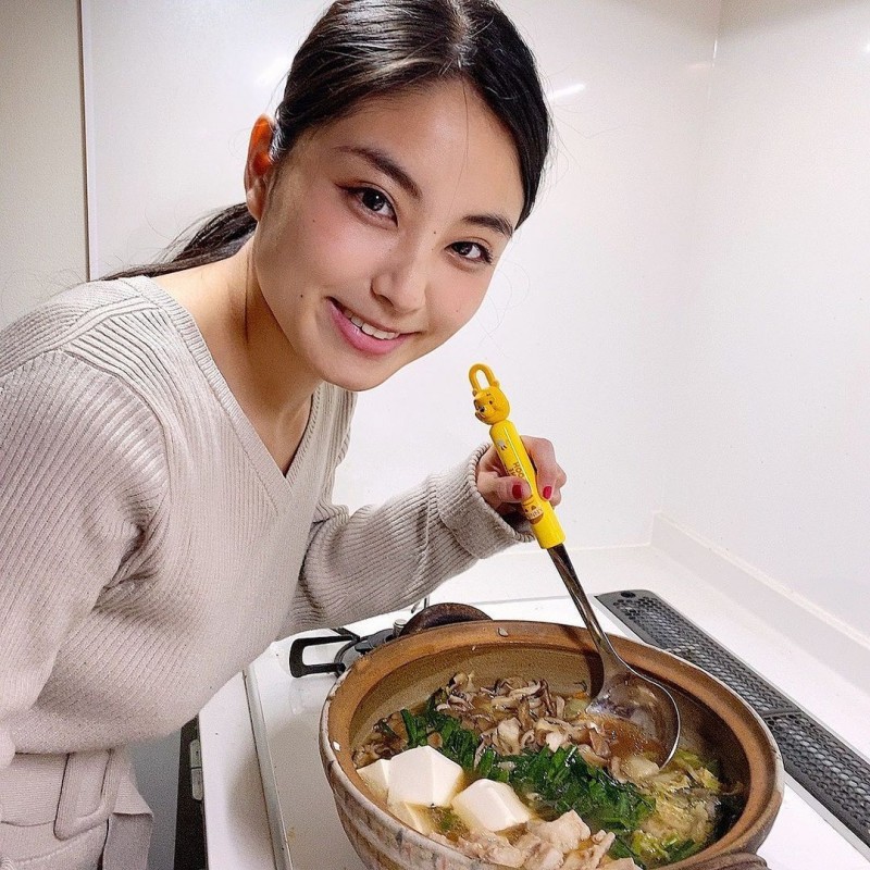 这是理想的美术老师!《トロたん》超「H系欧派」让人想被她授课!