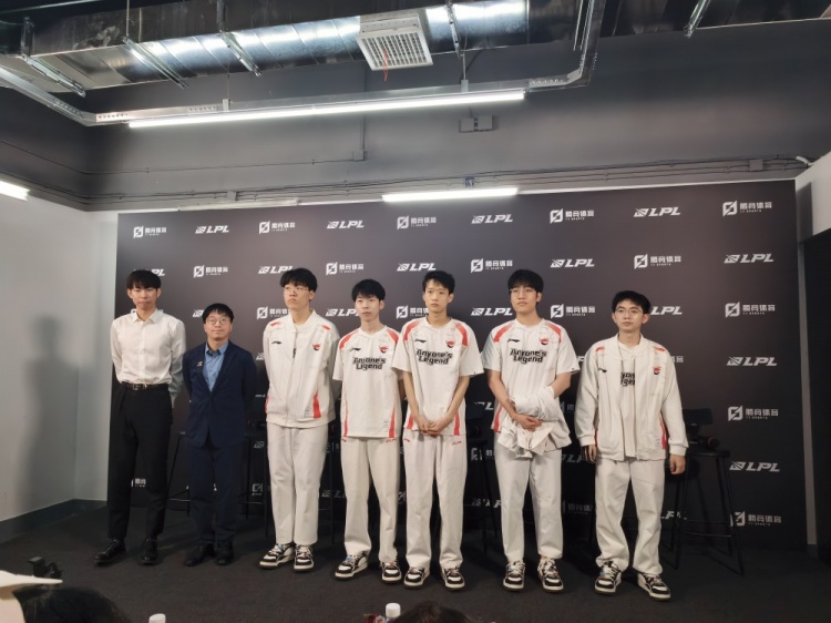 AL赛后群访 教练：对阵TES时是全新的版本 要花更多时间摸索适应