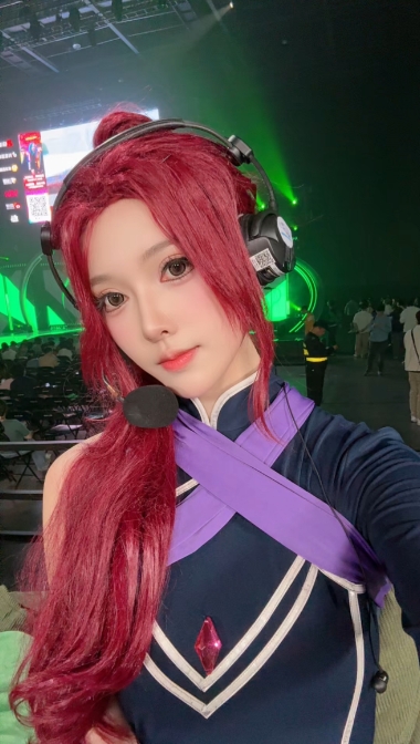 DOTA2解说蛋糕晒照：久违的线下赛 中途还切了个皮肤嘻嘻