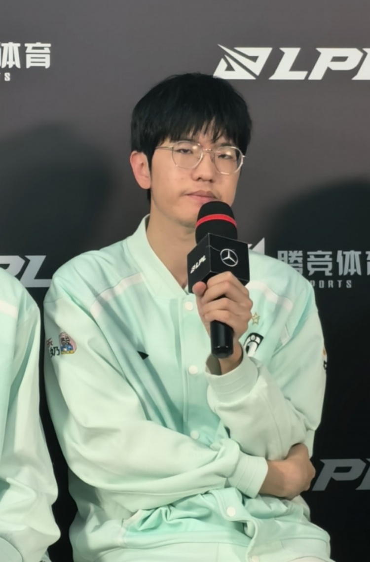 确定不是被队友带崩的?Jiejie:第三把自己的失误比较大