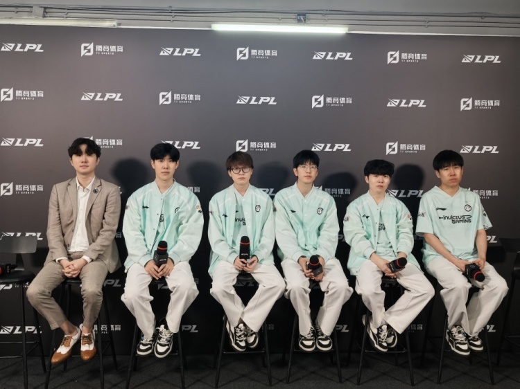 机器人的发声零件返厂维修了?iG赛后群访:Meiko全程0回答😕