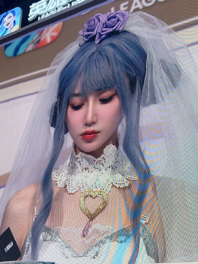 COS主持😍LPL女主持小悠珊珊晒照：最爱的皮肤+曾经最爱的英雄