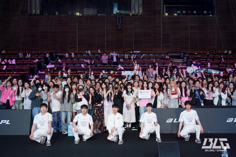 BLG晒出粉丝签名会上海现场合照：大多数粉丝都是妹妹，男粉不多