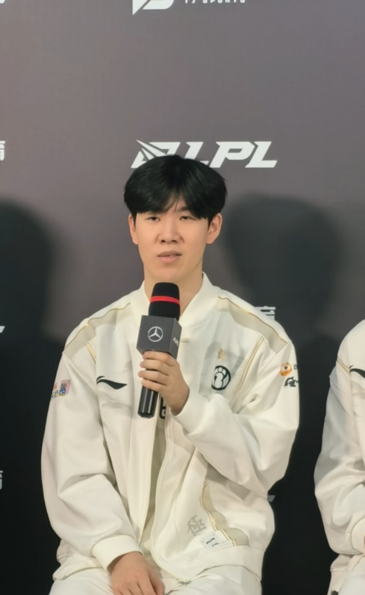 真不容易啊!TheShy在群访中使用中文回答媒体提问