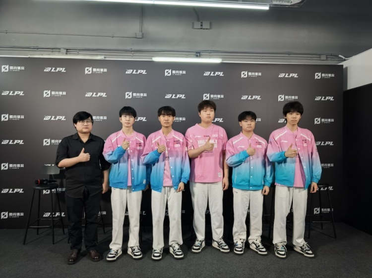 BLG赛后群访 教练:今天和Tabe教练之间的BP博弈非常有意思