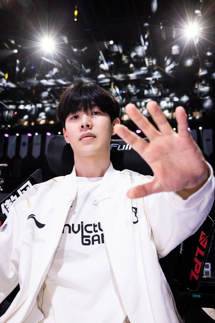 iG发布赛后返图:在飞行的颠簸中校准航向,向更远处进发吧