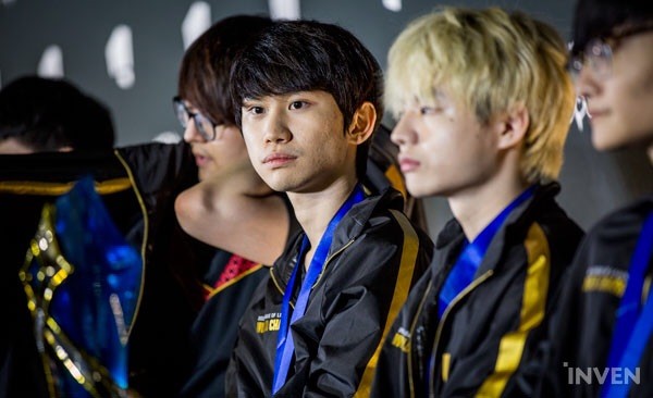 明天可以抱一下刘青松么?Doinb回答弹幕:万一抱了被Lwx拉黑咋办