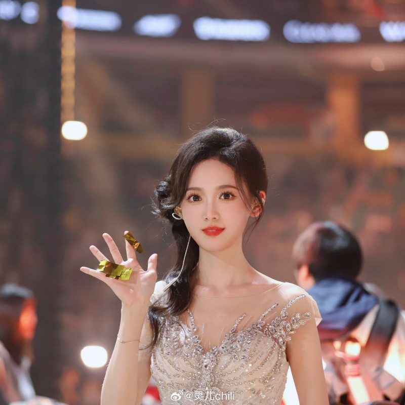 主持灵儿:边哭边捡金雨的感觉,我替大家试过了