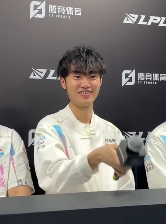 NIP这不配合安排一下?Knight:想和Doinb打一下Solo 想赢他