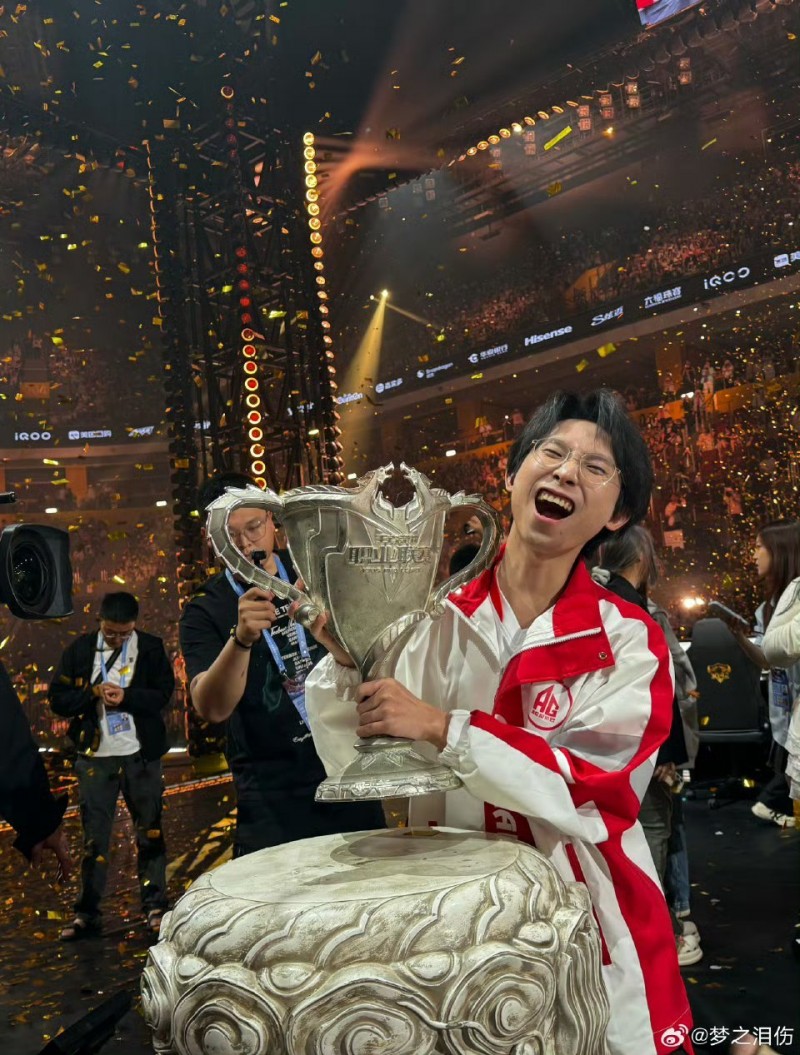享受这个过程!AG夺冠保留环节 梦泪再次现场捧杯