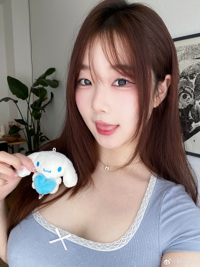 放开玉桂狗让我来!前解说kitty更博晒照:晚安