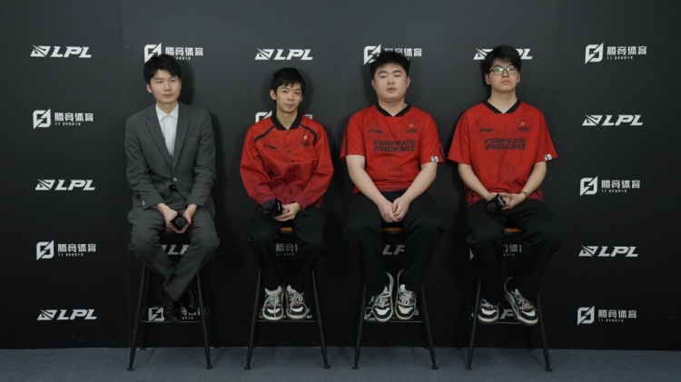 FPX赛后群访 教练:常规赛尾声发现问题挺好的 回去把失误改正掉