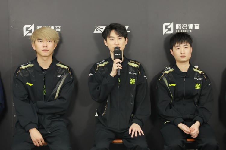 为什么不早点研究呢?教练:我们在训练赛会尽量去拓展阵容组合